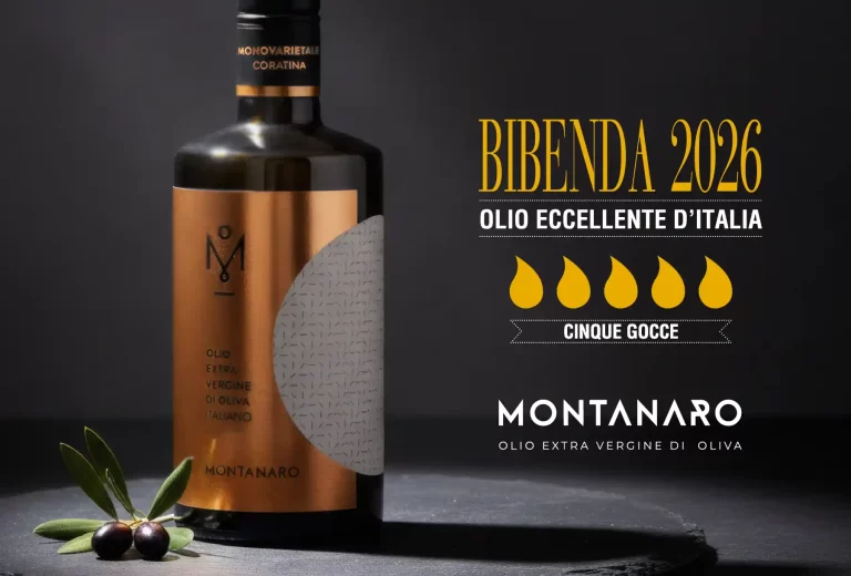 5 Gocce Bibenda 2026: un riconoscimento nazionale per Olio Montanaro Olio Montanaro conquista uno dei più autorevoli riconoscimenti italiani nel panorama oleario: le 5 Gocce – Eccellenza Bibenda 2026 per l’Olio EVO Monovarietale Coratina 2025. Il premio è assegnato dalla Fondazione Italiana Sommelier attraverso la celebre Guida Bibenda 2026, pubblicazione di riferimento per il settore enogastronomico che recensisce oltre 30.000 vini, 460 aziende olearie, 300 resort e le migliori grappe d’Italia. Dopo il Concorso Mastro d’Oro 2026, Le 5 Gocce rappresentano il massimo punteggio attribuito agli oli extravergine di oliva che si distinguono per qualità, equilibrio, complessità aromatica e identità territoriale. Si tratta di una selezione rigorosa, basata su degustazioni tecniche condotte da commissioni qualificate. Le peculiarità dell’Olio EVO Monovarietale Coratina 2025 La cultivar Coratina è nota per l’elevato contenuto di polifenoli, l’intensità olfattiva e il carattere deciso al palato. L’interpretazione firmata Olio Montanaro valorizza questi tratti distintivi attraverso: • raccolta nel momento ottimale di maturazione • estrazione a freddo per preservare le componenti aromatiche • controllo puntuale della filiera produttiva • standard qualitativi costanti Il risultato è un olio extravergine di oliva strutturato, con note erbacee, sentori di carciofo e mandorla amara, amaro e piccante armonici e persistenti. Tutte peculiarità che hanno convinto la commissione ad attribuire le 5 Gocce Bibenda 2026. La cerimonia ufficiale Il riconoscimento 5 Gocce Bibenda 2026 verrà conferito durante il 47° Forum sulla Cultura dell’Olio e del Vino, in programma il 21 marzo 2026 presso l’Hotel Rome Cavalieri, sede storica dell’evento organizzato dalla Fondazione Italiana Sommelier. Il Forum rappresenta un momento di alto profilo culturale e tecnico per il comparto oleario ed enologico italiano, riunendo produttori, esperti, stampa specializzata e operatori di settore. La premiazione costituisce non solo una celebrazione del merito, ma anche un’opportunità di networking con professionisti del settore. La Guida Bibenda: uno strumento autorevole La Guida Bibenda è considerata una delle pubblicazioni più influenti nel panorama enogastronomico nazionale. L’aggiornamento della sezione olio con il raccolto 2025 completa l’Edizione 2026, offrendo una mappatura dettagliata delle eccellenze italiane. Essere inseriti tra le aziende premiate con le 5 Gocce significa: • rafforzare la brand reputation nel mercato B2B • incrementare la visibilità verso buyer, ristoratori e distributori • consolidare il posizionamento nel segmento dell’olio EVO di alta gamma • ottenere un sigillo qualitativo riconosciuto a livello nazionale Per Olio Montanaro questo risultato si inserisce in un percorso di valorizzazione della cultura dell’olio extravergine di oliva italiano, coerente con una storia imprenditoriale iniziata nel 1938. Un’eccellenza che guarda al futuro Il premio 5 Gocce Bibenda 2026 per l’Olio EVO Monovarietale Coratina 2025 conferma Olio Montanaro tra le eccellenze italiane del settore oleario. Un risultato che rafforza la mission aziendale: produrre olio extravergine di oliva di alta qualità, espressione autentica del territorio e della tradizione italiana, con uno sguardo costante all’innovazione e al mercato internazionale. Un premio che non rappresenta un punto di arrivo, ma una tappa significativa in un percorso di crescita costante.