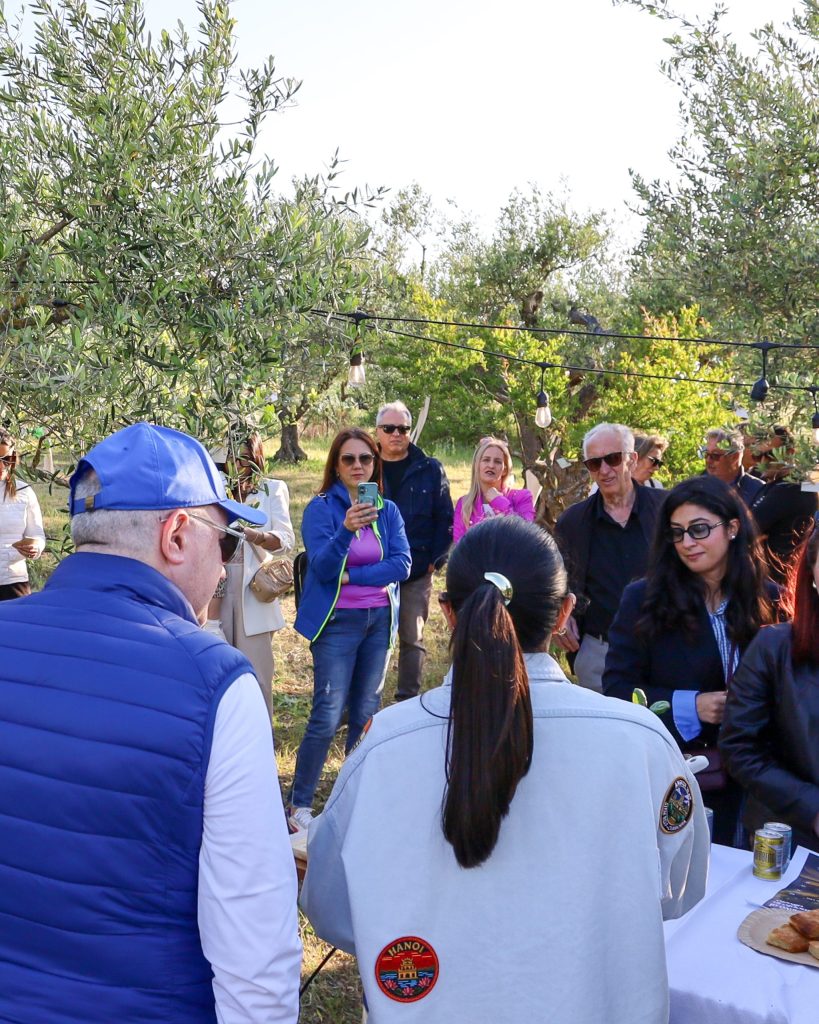 L'iniziativa, promossa dall'Associazione Nazionale Città dell'Olio, nasce con l'obiettivo di valorizzare il paesaggio olivicolo italiano e diffondere la cultura dell'olio EVO attraverso momenti di convivialità